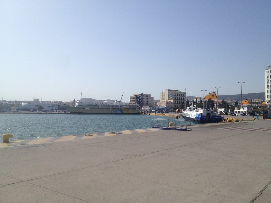 Port w Piruesie - wyjątkowo pusty ze względu na Święto 1 Maja