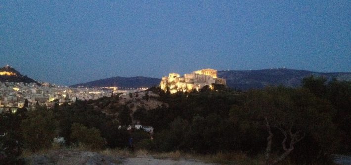 Wieczorny widok na Akropol ze Wzgórza Filopapusa
